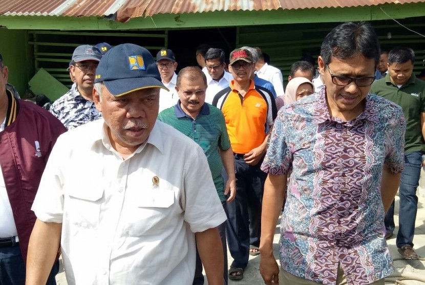 Menteri PUPR Basuki Hadimuljono dan Gubernur Sumbar Irwan Prayitno meninjau lokasi pengerjaan jalan tol Padang-Pekanbaru di Padang Pariaman, Ahad (4/2). 