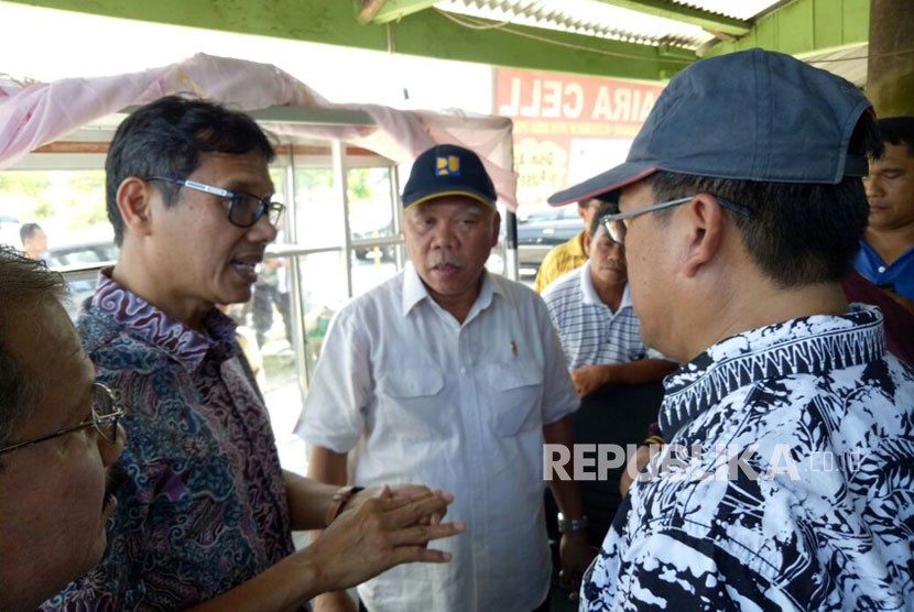 Menteri PUPR Basuki Hadimuljono dan Gubernur Sumbar Irwan Prayitno meninjau lokasi pengerjaan jalan tol Padang-Pekanbaru di Padang Pariaman, Ahad (4/2). 