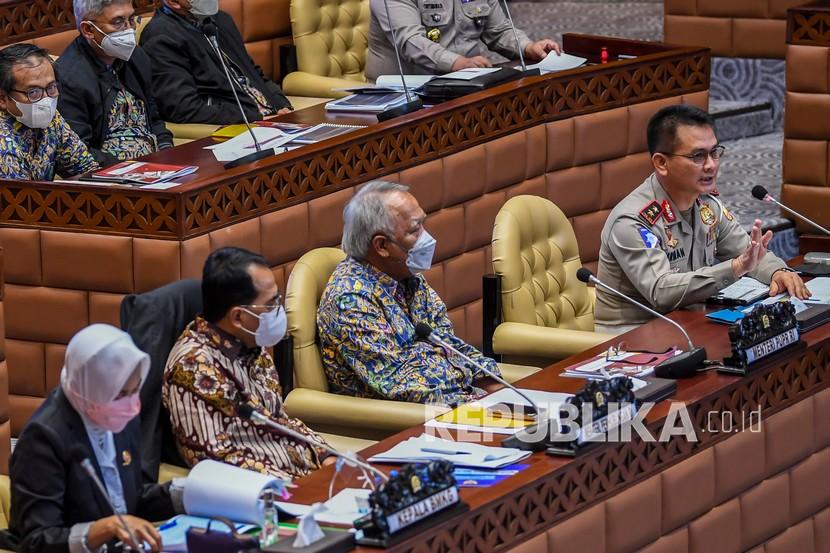 Menteri PUPR Basuki Hadimuljono (kedua kanan) bersama Menteri Perhubungan Budi Karya Sumadi (kedua kiri) dan Kepala Korp Lalu Lintas (Kakorlantas) Polri Irjen Firman Shantyabudi (kanan) serta Kepala Badan Meteorologi, Klimatologi dan Geofisika (BMKG) Dwikorita Karnawati (kiri) mengikuti rapat dengar pendapat dengan Komisi V DPR di Kompleks Parlemen, Senayan, Jakarta, Rabu (6/4/2022). Rapat tersebut membahas kesiapan infrastruktur dan transportasi mudik Lebaran 2022. 