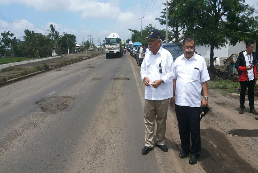 Menteri PUPR, Basuki Hadimuljono meninjau jalur pantura Indramayu yang banyak berlubang, Rabu (15/2). 