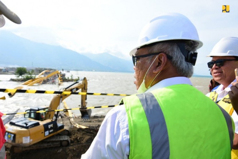 Menteri PUPR Basuki Hadimuljono meninjau Jembatan Kuning Palu yang runtuh akibat gempa dan tsunami. Jembatan Palu IV sepanjang 250 meter runtuh akibat gempa dan tsunami yang menerjang 28 September 2018