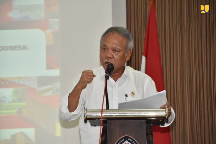 Menteri PUPR Basuki Hadimuljono menjadi pembicara dalam Seminar Nasional Publikisme 2018 dengan tema Pembangunan Infrastruktur: Pemerataan vs Pertumbuhan Ekonomi, di Auditorium FISIP Universitas Diponegoro (UNDIP) Semarang, Kamis (1/10)