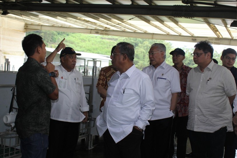 Menteri PUPR Basuki Hadimuljono, Menko Perekonomian Darmin Nasution, Mendag Enggartiasto, dan Menperind Airlangga Hartato membicarakan harga dasar SSDN di dalam kunjungan di Peternakan Greenfields di Wagir, Malang, Jawa Timur.