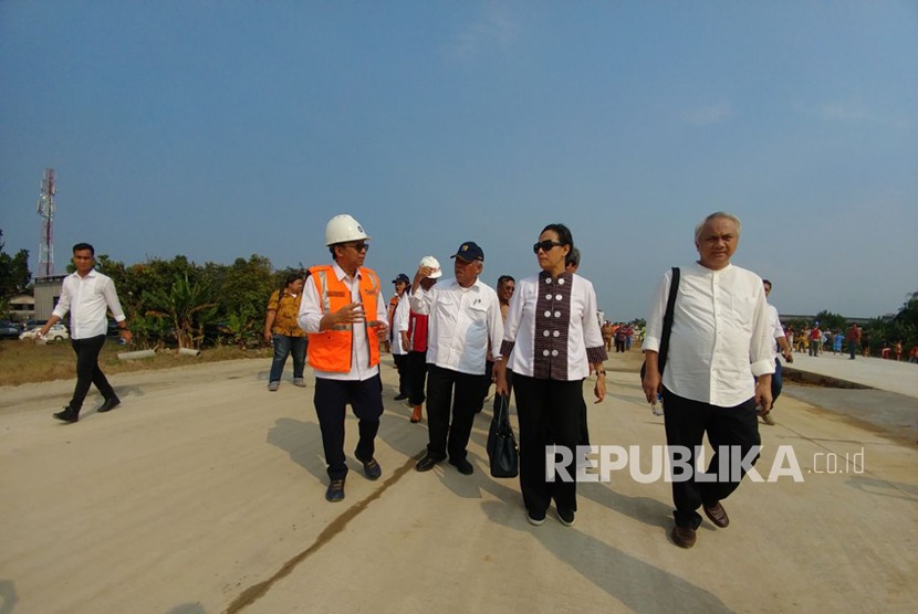 Menteri PUPR Basuki Hadimuljono, Menteri Keuangan Sri Mulyani, dan Menteri Perhubungan Budi Karya Sumadi mengunjungi lokasi proyek Jalan Tol Medan-Kualanamu-Tebing Tinggi (MKTT), Sumatera Utara, Rabu (17/1).