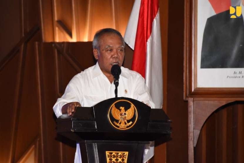 Menteri PUPR Basuki Hadimuljono saat membuka Seminar Nasional “Peran BUMN Dalam Mendukung Program 100-0-100 di Bidang Air Minum” dalam rangka HUT ke-51 Perum Jasa Tirta II di Jakarta, Rabu (12/9).