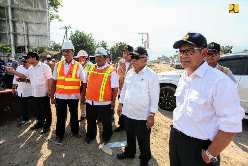 Menteri PUPR Basuki Hadimuljono saat meninjau lokasi pekerjaan Jembatan Surabaya di Lombok, Rabu (17/10)