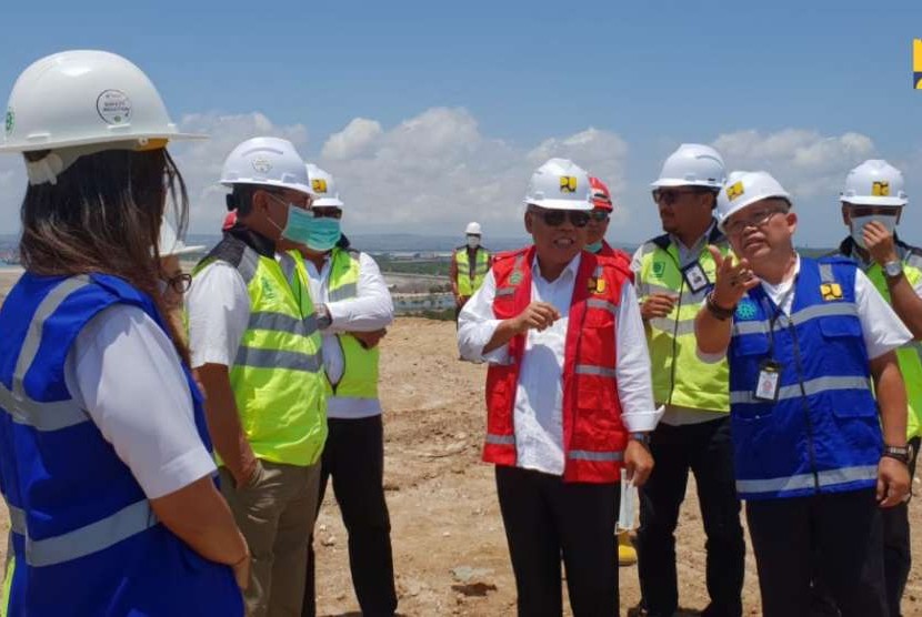 Menteri PUPR Basuki Hadimuljono saat meninjau progres proyek Revitalisasi TPA Regional Sarbagita Suwung di Kelurahan Pedungan, Kabupaten Denpasar Selatan, Bali, Senin (9/10)