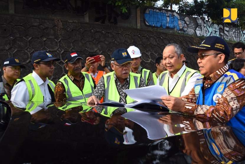 Menteri PUPR Basuki Hadimuljono saat meninjau proyek pembangunan jalan tol Kunciran – Serpong di titik Simpang Susun Serpong. 