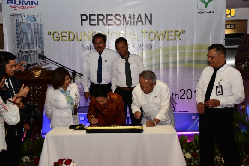 Menteri PUPR Basuki Hadimuljono usai acara peresmian Gedung Yodya Tower bersama Menteri BUMN Rini Soemarno di Jalan Mayjen DI Panjaitan, Cawang, Jakarta Timur, Selasa (15/1). 