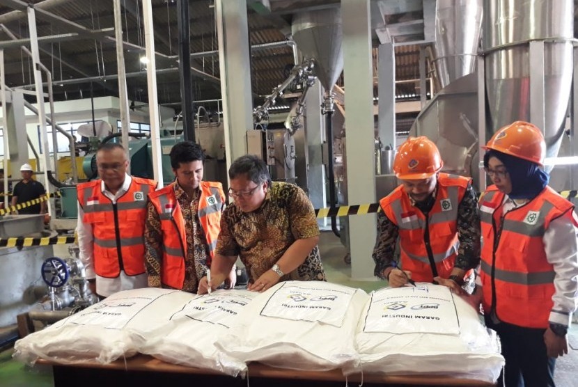 Menteri Riset dan Teknologi Bambang Permadi Brodjonegoro meresmikan komisioning pilot project garam industri, yakni peralatan produksi garam industri dengan sistem terintegrasi atau biasa disebut yang berada di Manyar, Gresik, Jumat (20/12).