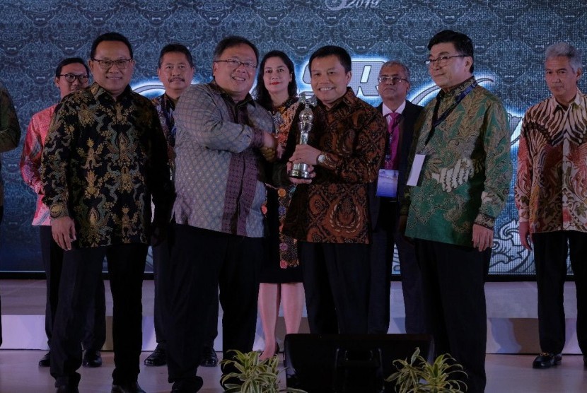 Menteri Riset dan Teknologi Bambang Permadi Soemantri Brodjonegoro (kedua dari kiri) menyerahkan penghargaan kepada Direktur SDM dan Tata Kelola Pupuk Indonesia Winardi (kedua dari kanan) dalam ajang The Asia Sustainability Reporting Rating (ASRRAT) 2019 di Nusa Dua, Bali, Sabtu (23/11).