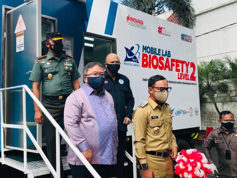 Menteri Riset dan Teknologi (Menristek), Bambang Brodjonegoro bersama Wali Kota Bogor, Bima Arya Sugiarto saat penyerahan bantuan Mobile Lab Bio Safety Lab 2 di Balai Kota Bogor, Senin (11/1). 