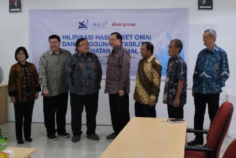Menteri Riset dan Teknologi (Menristek) Bambang Brodjonegoro (ketiga kiri) mengunjungi Dexa Laboratories of Biomolecular Sciences (DLBS) Dexa Group di Cikarang, Bekasi, Rabu (8/1).    