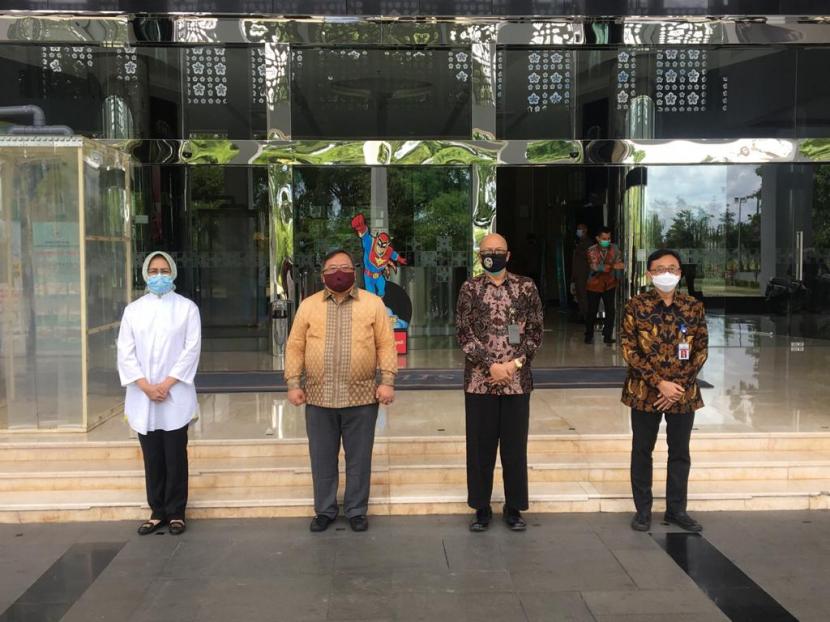 Menteri Riset dan Teknologi/Kepala Badan Riset dan Inovasi Nasional (Menristek/Kepala BRIN) Bambang PS Brodjonegoro (kedua dari kiri), Kepala Badan Tenaga Nuklir Nasional (Batan) Anhar Riza Antariksawan (paling kanan), Kepala Bapeten Jazi Eko Istiyanto (kedua dari kanan), dan Wali Kota Tangerang Selatan Airin Rachmi Diany (paling kiri) foto bersama selepas  acara  'Deklarasi Status Clearance Lahan di Perumahan Batan Indah' di Kantor Wali Kota Tangerang Selatan, Kamis (22/10). 
