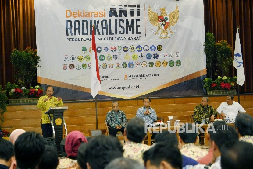 Menteri Riset Teknologi dan Pendidikan Tinggi M Nasir berpidato pada acara Deklarasi Antiradikalisme yang diikuti puluhan perguruan tinggi di Jawa Barat, di Graha Sanusi Kampus Unpad, Kota Bandung, Jumat (14/7).