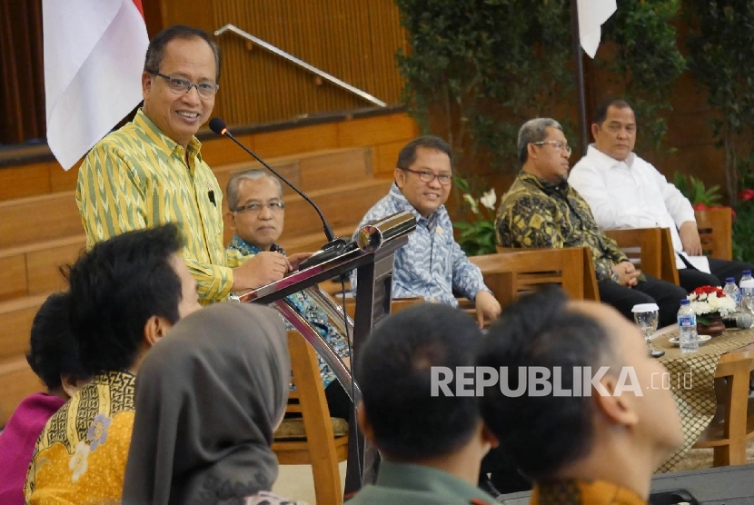 Menteri Riset Teknologi dan Pendidikan Tinggi M Nasir berpidato pada acara Deklarasi Antiradikalisme yang diikuti puluhan perguruan tinggi di Jawa Barat, di Graha Sanusi Kampus Unpad, Kota Bandung, Jumat (14/7).