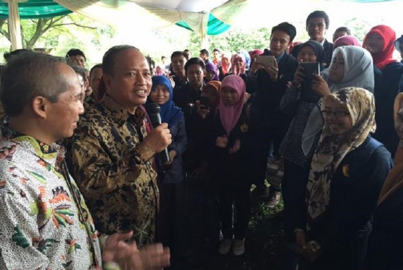 Menteri Riset, Teknologi, dan Pendidikan Tinggi M Nasir ketika mengunjungi Universitas Jember, Jawa Timur