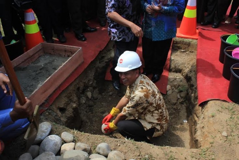 Menteri Riset Teknologi dan Pendidikan Tinggi (Menristek Dikti), M Nasir dalam acara peletakan batu pembangunan Lab School di Universitas Negeri Padang (UNP), Jumat (6/3).