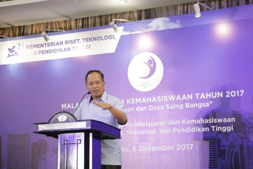 Menteri Riset, Teknologi, dan Pendidikan Tinggi (Menristekdikti) Mohamad Nasir memberikan sambutan pada acara Anugerah Kemahasiswaan di Jakarta, Jakarta, Rabu (6/12). 