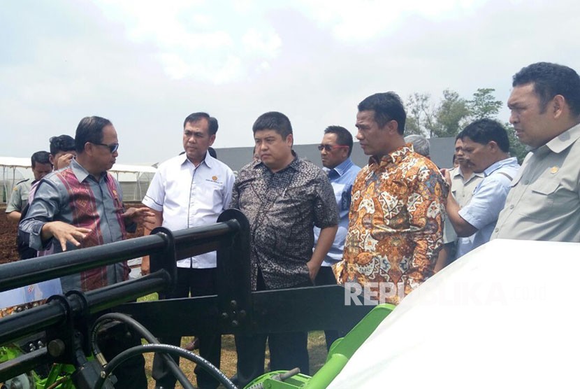 Menteri Riset, Teknologi dan Pendidikan Tinggi (Menristekdikti) Mohammad Nasir dan Menteri Pertanian Amran Sulaiman, meninjau beberapa infrastruktur pertanian moderen di Kawasan Sains dan Enjiring Pertanian Moderen Balai Besar Pengembangan Mekanisasi Pertanian (BB-Mektan) Serpong, Tangerang Selatan, Kamis (1/3).