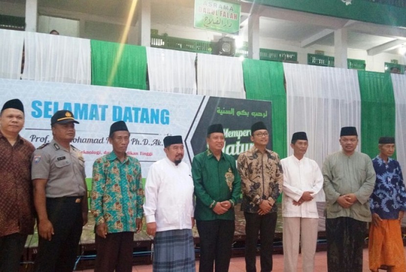 Menteri Riset, Teknologi dan Pendidikan Tinggi (Menristekdikti) Mohammad Nasir (tengah) bersilaturahmi ke Pesantren Assunniyyah, Kencong, Jember, Jawa Timur pada Sabtu (31/3).