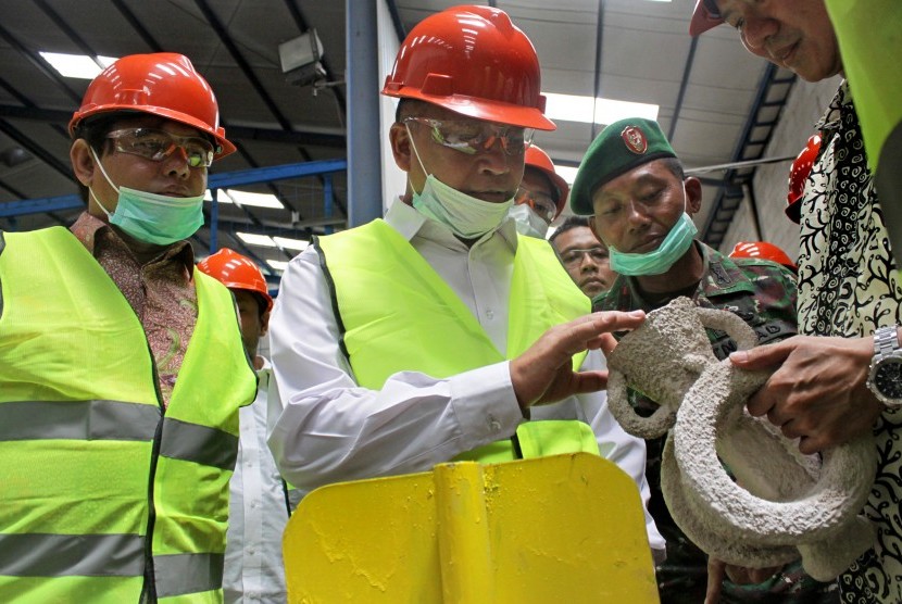 Menteri Riset Teknologi dan Pendidikan Tinggi (Menristekdikti) Muhammad Nasir (tengah) meninjau produksi Prototipe Implant Tulang berbahan Stainless Steel 366L di PT Zenith Allmart Precisindo Krian, Sidoarjo, Jawa Timur, Senin (20/2).