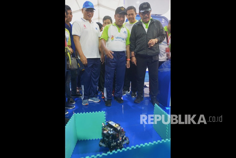 Menteri Riset, Teknologi, dan Pendidikan Tinggi Mohamad Nasir (tengah) bersama Wakil Gubernur Bali Tjokorda Oka Artha Ardana Sukawati (kanan) melihat robot pemadam kebakaran dalam Ritech Expo 2019 yaitu rangkaian peringatan Hari Kebangkitan Teknologi Nasional (Hakteknas) ke-24 di Denpasar, Bali, Ahad (25/8/2019).