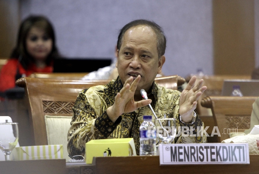 Menteri Riset Teknologi dan Pendidikan Tinggi, Muhammad Natsir memberikan pemaparan dalam rapat kerja dengan Komisi X DPR RI di Kompleks Parlemen, Jakarta, Rabu (18/1).