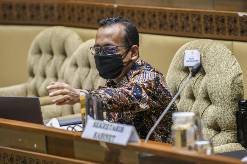 Menteri Sekretariat Negara Pratikno bersiap mengikuti Rapat Dengar Pendapat dengan Komisi II DPR di Kompleks Parlemen, Senayan, Jakarta, Senin (20/9/2021). Rapat tersebut dalam rangka penetapan pagu anggaran menjadi pagu alokasi anggaran RAPBN Tahun 2022.