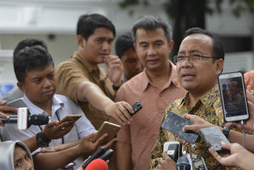 Menteri Sekretaris Negara (Mensesneg) Pratikno memberi keterangan pers menanggapi adanya dugaan motif lain atas pemberian grasi Antasari Azhar di kompleks Istana, Jakarta, Rabu (15/2).
