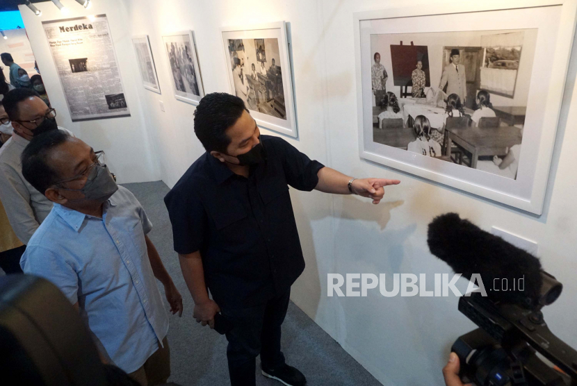 Menteri Sekretaris Negara Pratikno bersama Menteri BUMN Erick Thohir mengamati foto yang dipamerkan pada Pameran Arsip dan Mobil Kepresidenan RI di Sarinah, Jakarta, Sabtu (13/8/2022). Pameran tersebut digelar dalam rangka menyambut Hari Ulang Tahun ke-77 Kemerdekaan Republik Indonesia. 