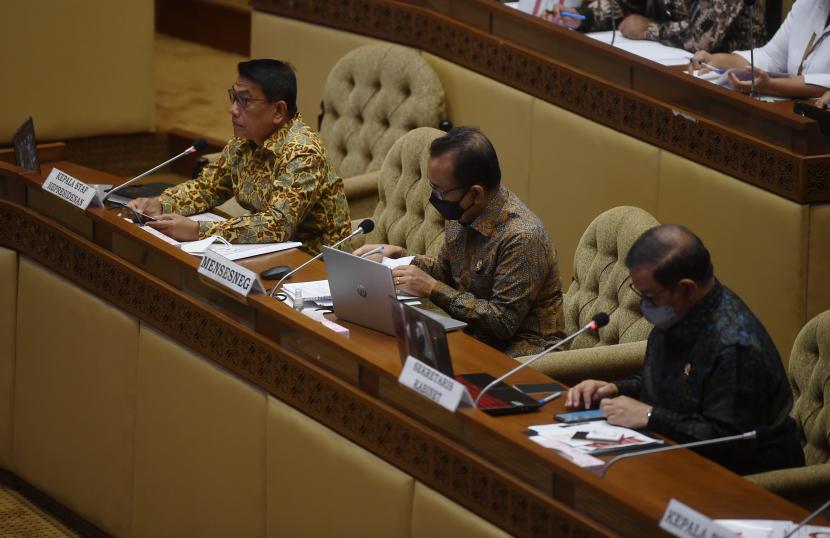 Menteri Sekretaris Negara Pratikno (tengah), Sekretaris Kabinet Pramono Anung (kanan), dan Kepala Staf Kepresidenan Moeldoko (kiri) mengikuti rapat kerja dengan Komisi II DPR, di Kompleks Parlemen, Senayan, Jakarta, Senin (4/4/2022). Raker itu membahas evaluasi pelaksanaan program dan anggaran tahun 2021.