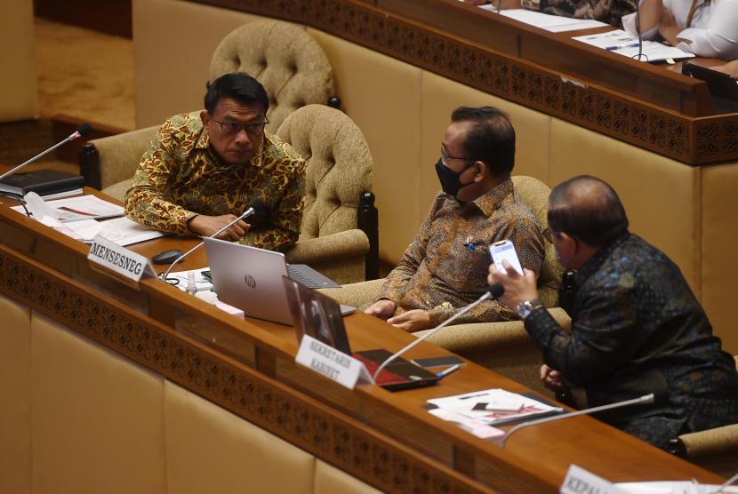 Menteri Sekretaris Negara Pratikno (tengah), Sekretaris Kabinet Pramono Anung (kanan) dan Kepala Staf Kepresidenan Moeldoko (kiri) berbincang di sela rapat kerja dengan Komisi II DPR, di Kompleks Parlemen, Senayan, Jakarta, Senin (4/4/2022). Raker itu membahas evaluasi pelaksanaan program dan anggaran tahun 2021.