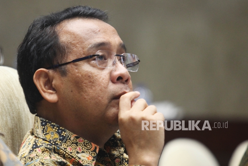 Menteri Sekretaris Negara RI, Pratikno saat mengikuti Rapat Dengar Pendapat (RDP) dengan Komisi III di Kompleks Parlemen, Senayan, Jakarta, Kamis (10/3).