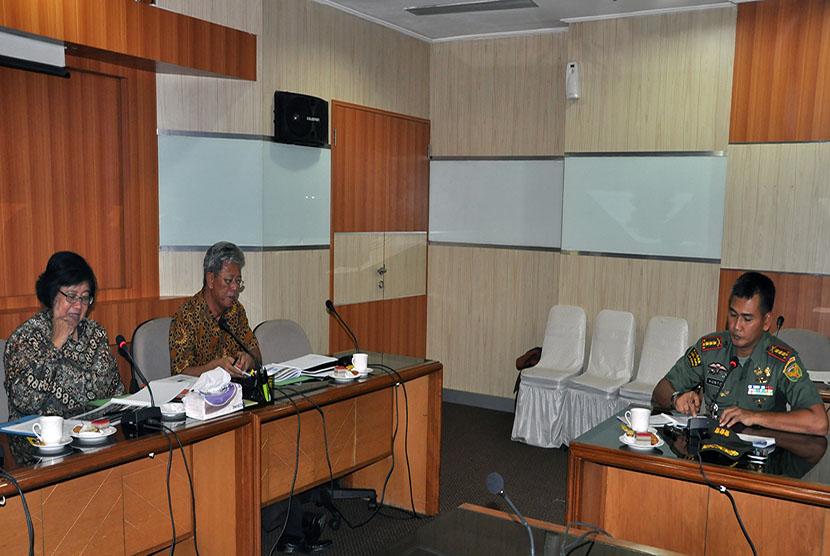 Menteri Siti mendengarkan paparan Komandan Korem 044/ Gapo Kol Inf Kunto Arief Wibowo tentang inovasi pencegah & pemadam kebakaran hutan dan lahan (karhutla).