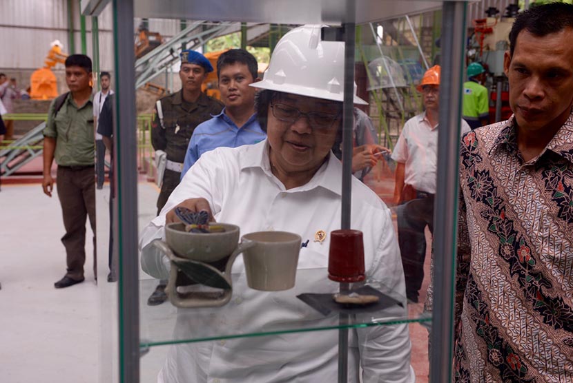 Menteri Siti Nurbaya melihat bahan bangunan hasil pemanfaatan tailing di Pabrik Pemanfaatan Tailing UBPE Pongkor PT. ANTAM.  (dok. Kementerian LHK)