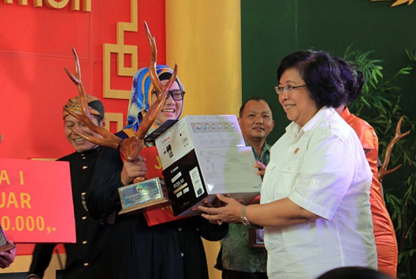 Menteri Siti Nurbaya menyerahkan penghaargaan pada pemenang lomba foto satwa di Taman Safari Indonesia 