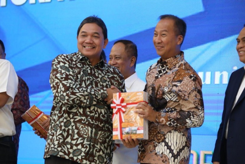 Menteri Sosial Agus Gumiwang Kartasasmita (kanan) menerima hasil Laporan Pemeriksaan (LHP) atas laporan keuangan Tahun 2018 dari Badan Pemeriksa Keuangan (BPK) di Jakarta, Senin (17/6).