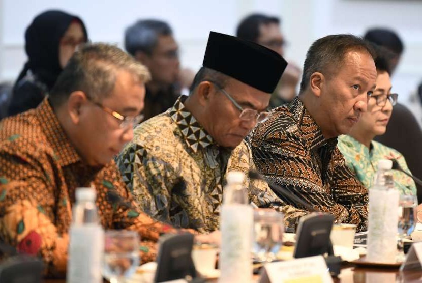 Menteri Sosial Agus Gumiwang Kartasasmita (kedua kanan) bersama Menteri Kesehatan Nila Moeloek (kanan), Menteri Pendidikan Muhadjir Effendy (kedua kiri) dan Menteri Desa dan Pembangunan Daerah Tertinggal Eko Putro Sandjojo (kiri) mengikuti rapat terbatas penanganan dampak gempa dan tsunami Palu serta Donggala di Kantor Presiden, Jakarta, Selasa (2/10).