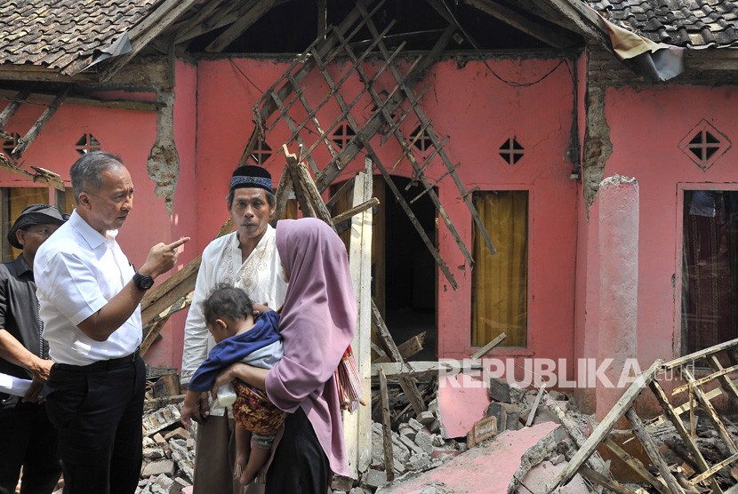 Menteri Sosial Agus Gumiwang Kartasasmita (kiri) menyapa keluarga korban gempa Banten di Kampung Panjang Jaya, Mandalawangi, Pandeglang, Banten, Sabtu (3/8/2019).