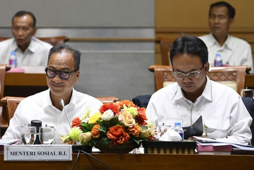 Menteri Sosial Agus Gumiwang Kartasasmita (kiri) menyimak pertanyaan anggota Komisi VIII dalam rapat kerja di Komplek Parlemen Senayan, Jakarta, Kamis (6/9).