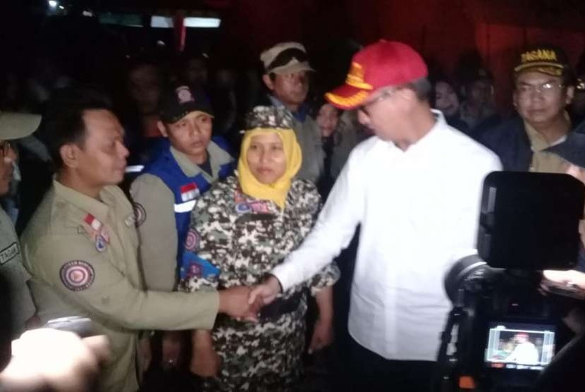 Menteri Sosial Agus Gumiwang mengunjungi lokasi pengungsian di Kecamatan Gunungsari, Kabupaten Lombok Barat, NTB, Sabtu (25/8) malam.