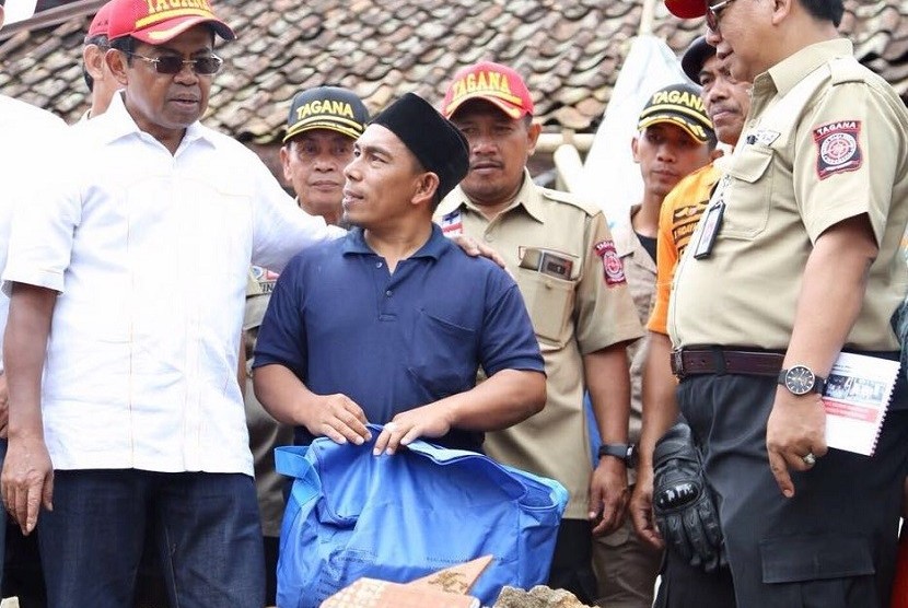 Menteri Sosial, Idrus Arham, menemui pengungsi korban terdampak gempa Banten di Kecamatan Megamendung, Kabupaten Bogor, Sabtu (27/1). 