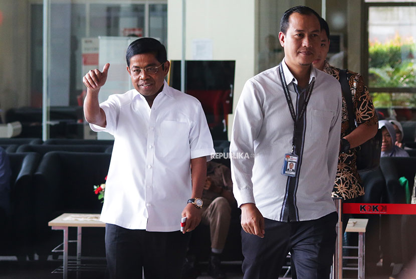 Menteri Sosial Idrus Marham (kiri) bersiap menjalani pemeriksaan di Gedung KPK, Jakarta, Senin (21/5). 