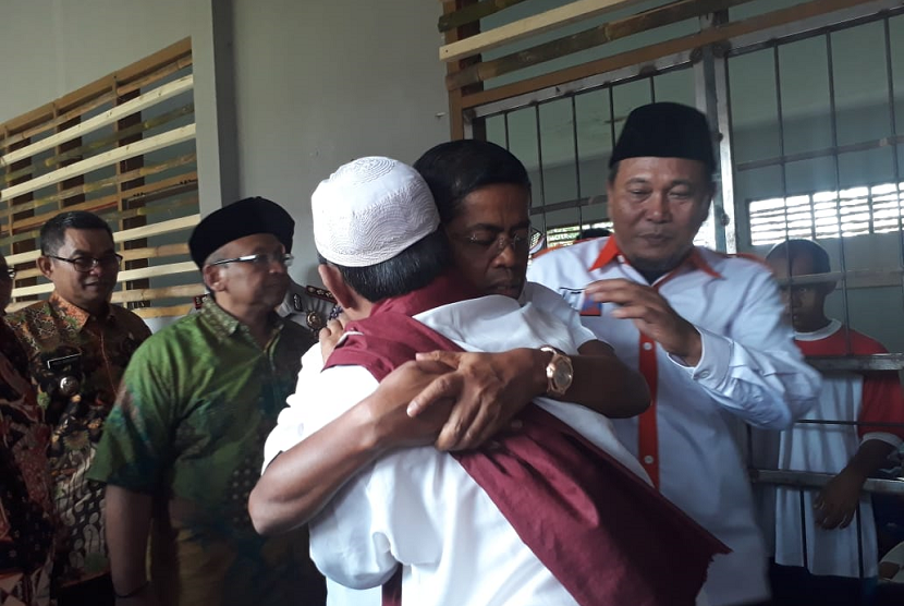 Menteri Sosial Idrus Marham mengunjungi Panti Aura Welas Asih di Kampung Cipatuguran Kelurahan/Kecamatan Palabuhanratu Kabupaten Sukabumi dan sempat menyapa orang dengan gangguan jiwa (ODGJ) Jumat (25/5).