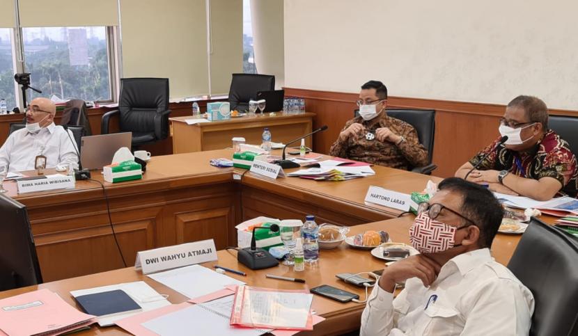 Menteri Sosial Juliari P. Batubara (kedua kanan) menyimak paparan para kandidat dalam proses rekrutmen pejabat struktural Eselon I dan II Kemensos,  di Jakarta (15/7).