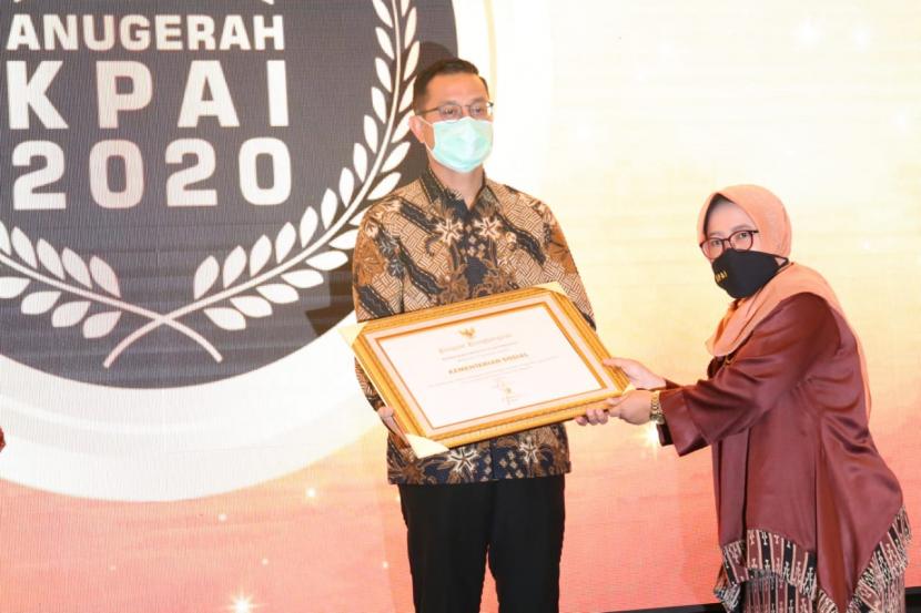 Menteri Sosial Juliari P. Batubara (kiri) saat menerima piagam penghargaan dari Komisi Perlindungan Anak Indonesia (KPAI) pada Rabu (22/7). 