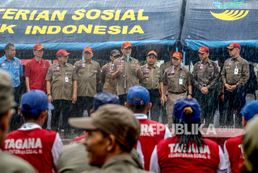 Menteri Sosial Juliari P Batubara (tengah) memberikan arahan dalam pelatihan Tagana Madya di Tagana Centre, Babakan Madang, Kabupaten Bogor, Jawa Barat, Kamis (20/2/2020).