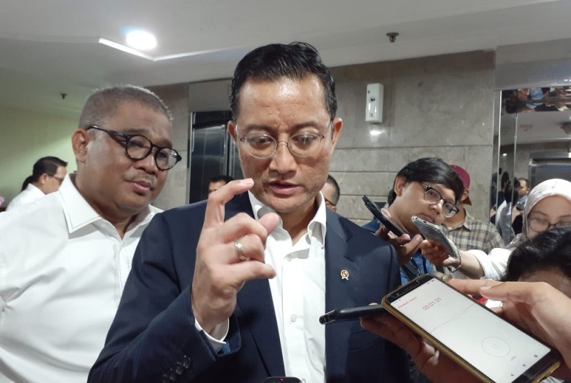 Menteri Sosial Kabinet Indonesia Maju Juliari Batubara usai meninjau ruangan-ruangan di Kantor Kementerian Sosial, Jakarta, Rabu (23/10).