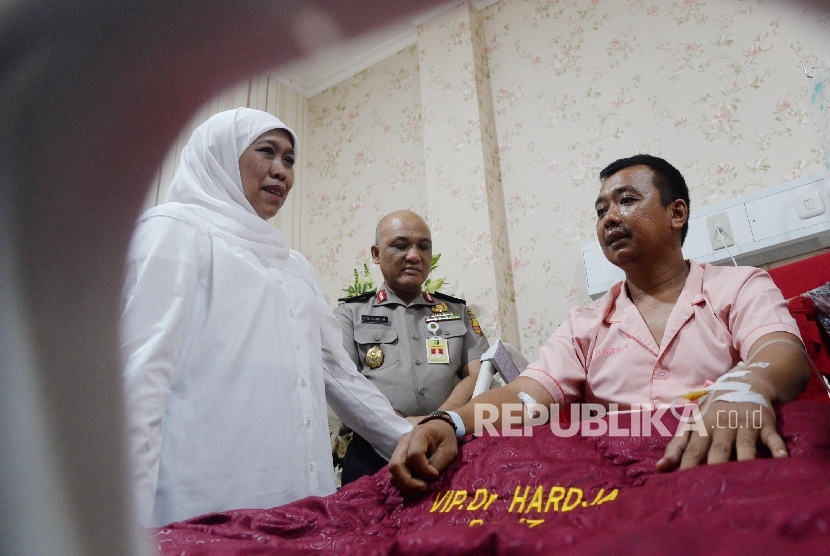 Menteri Sosial Khofifah Indar Parawanasa, didampingi Kepala RS Polri Brigjen Didi Agus saat menjenguk dua anggota Brimob korban penusukan, dan satu anggota polisi korban bom Kampung Melayu yang dirawat di RS Polri, Jakarta, Senin (3/7).